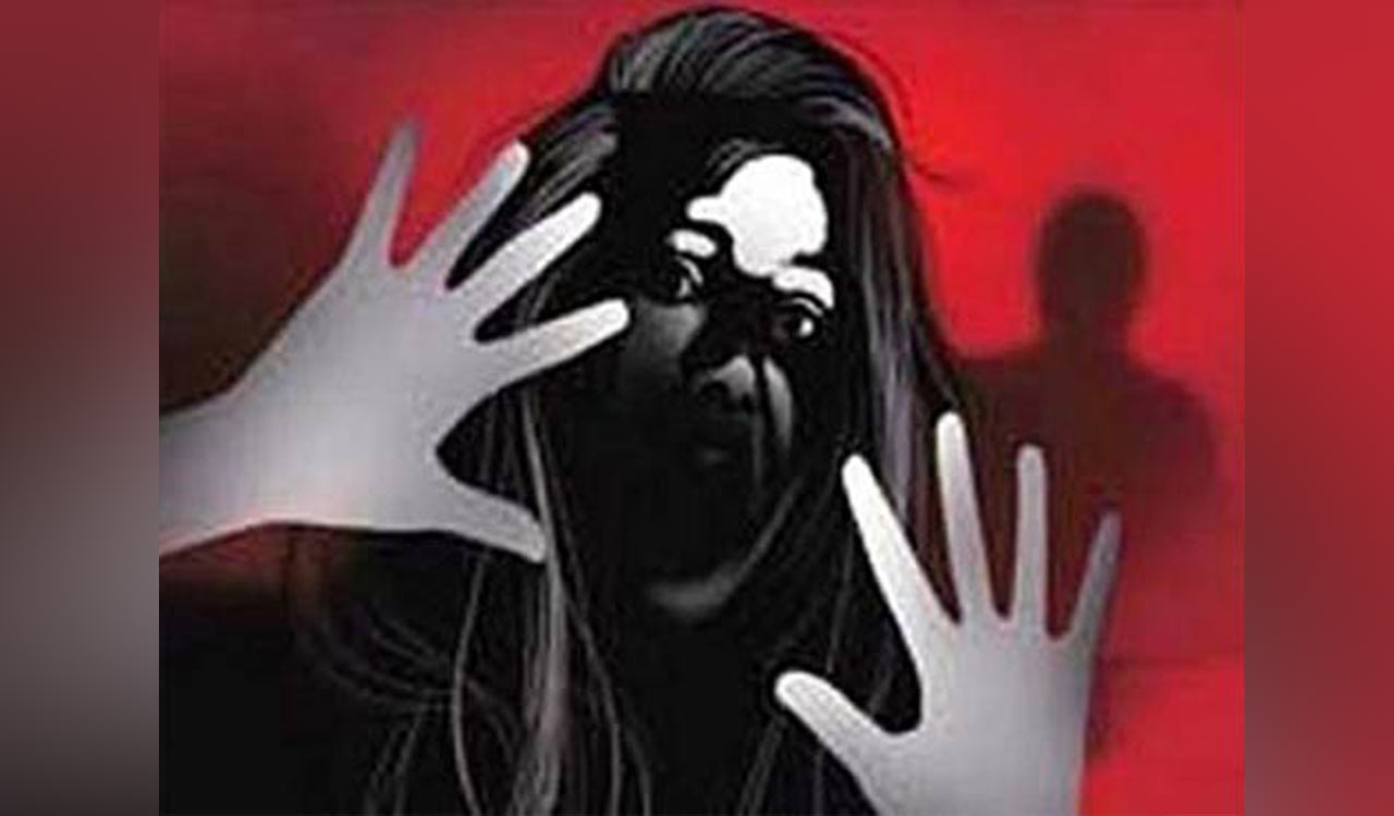 Hyderabad: Suspecting fidelity, husband stabs wife with beer bottle in full public view