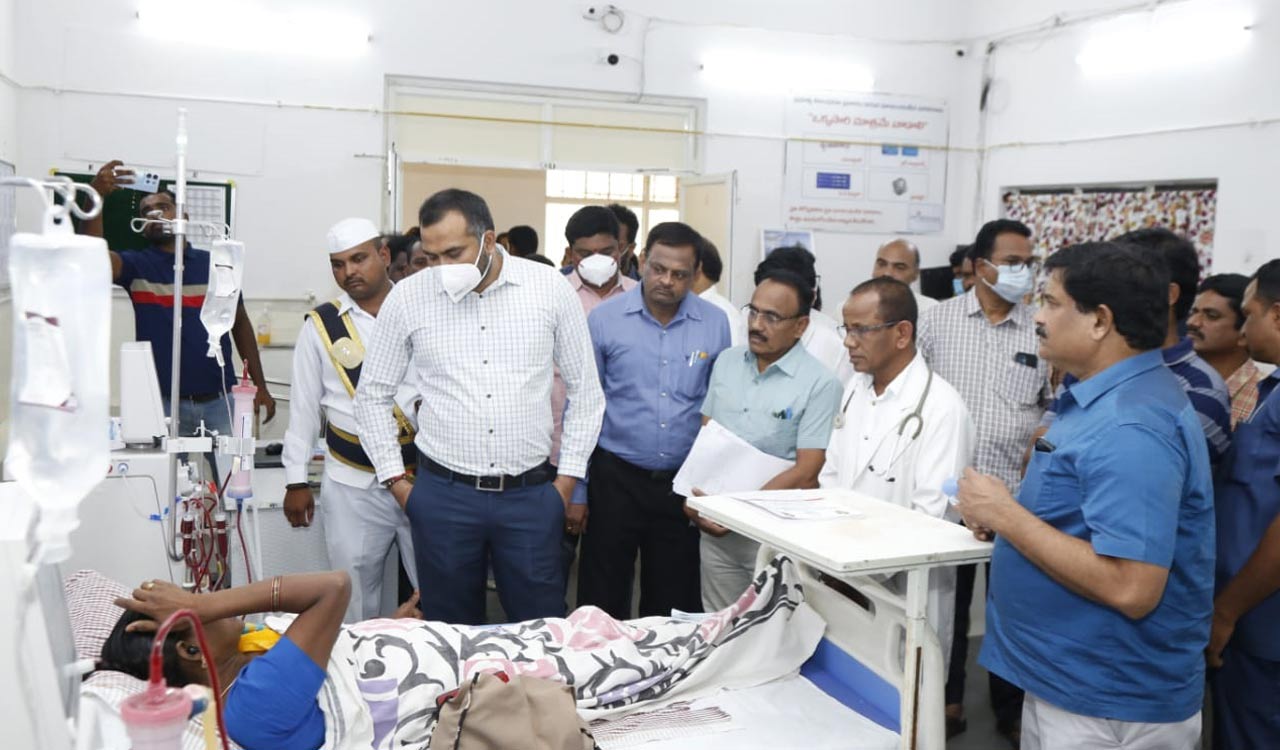 Telangana: Collector RV Karnan conducts surprise visit to Nalgonda GGH