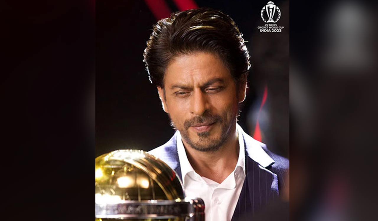 ICC drops picture of Shah Rukh Khan with World Cup trophy, goes viral