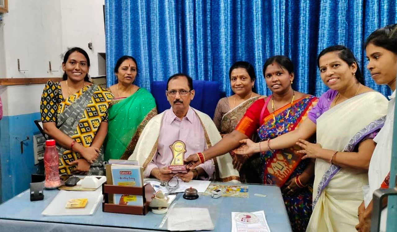 Doctors Day: Vanitha Vaakku felicitates doctors in Mancherial