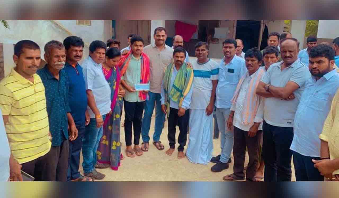 Cop extends financial assistance to bright students