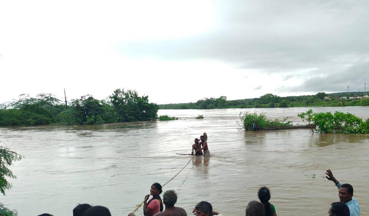 Adilabad: Fishermen stranded in Penganga river rescued