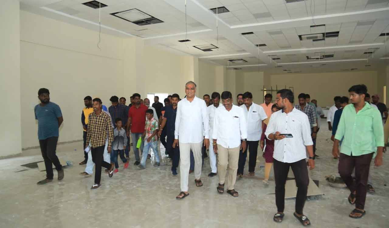 Siddipet: Harish Rao asks officials to complete Vysya Sadan, Gouda Function Hall