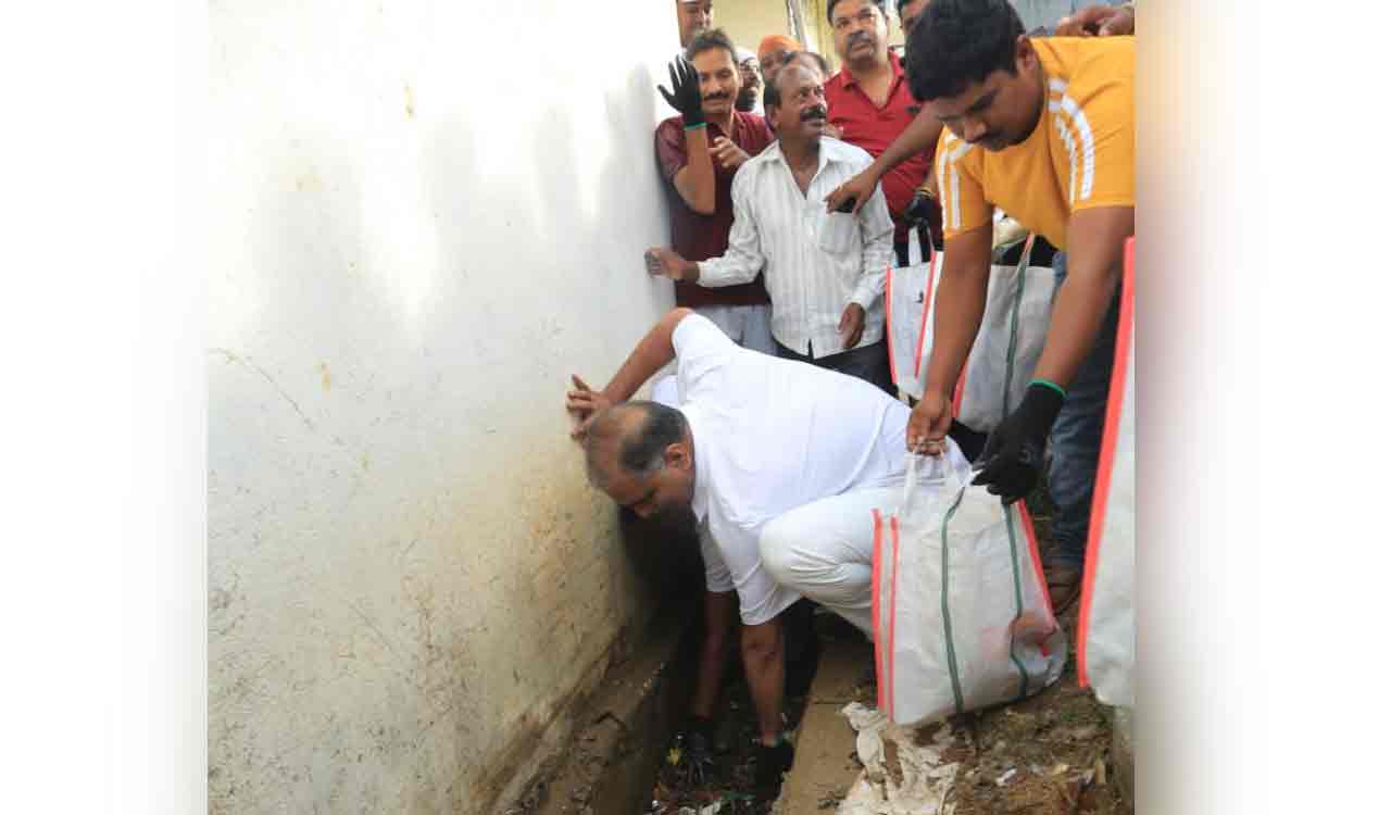 Harish Rao joins garbage collection drive in Siddipet