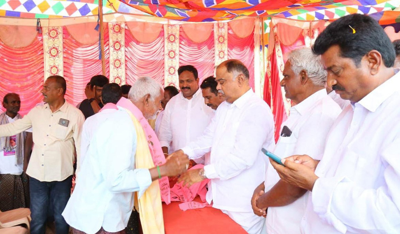 Khammam: MLA Upender Reddy makes donations worth Rs 27.50 lakh