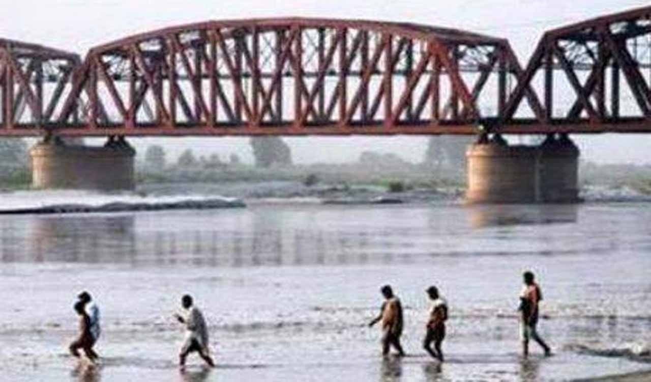 Two Indians swept away by river reach Pakistan