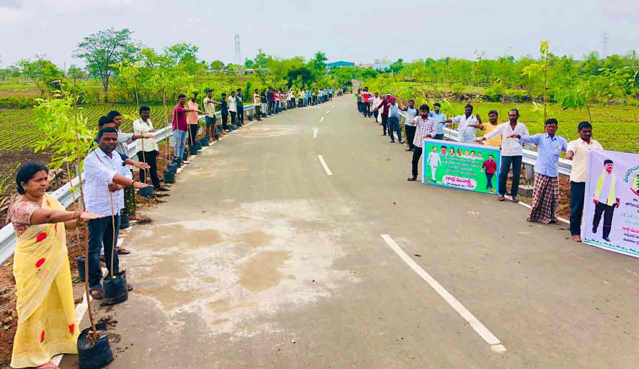 Residents of Mukhra (K) plant 2,000 saplings to mark KTR’s birthday