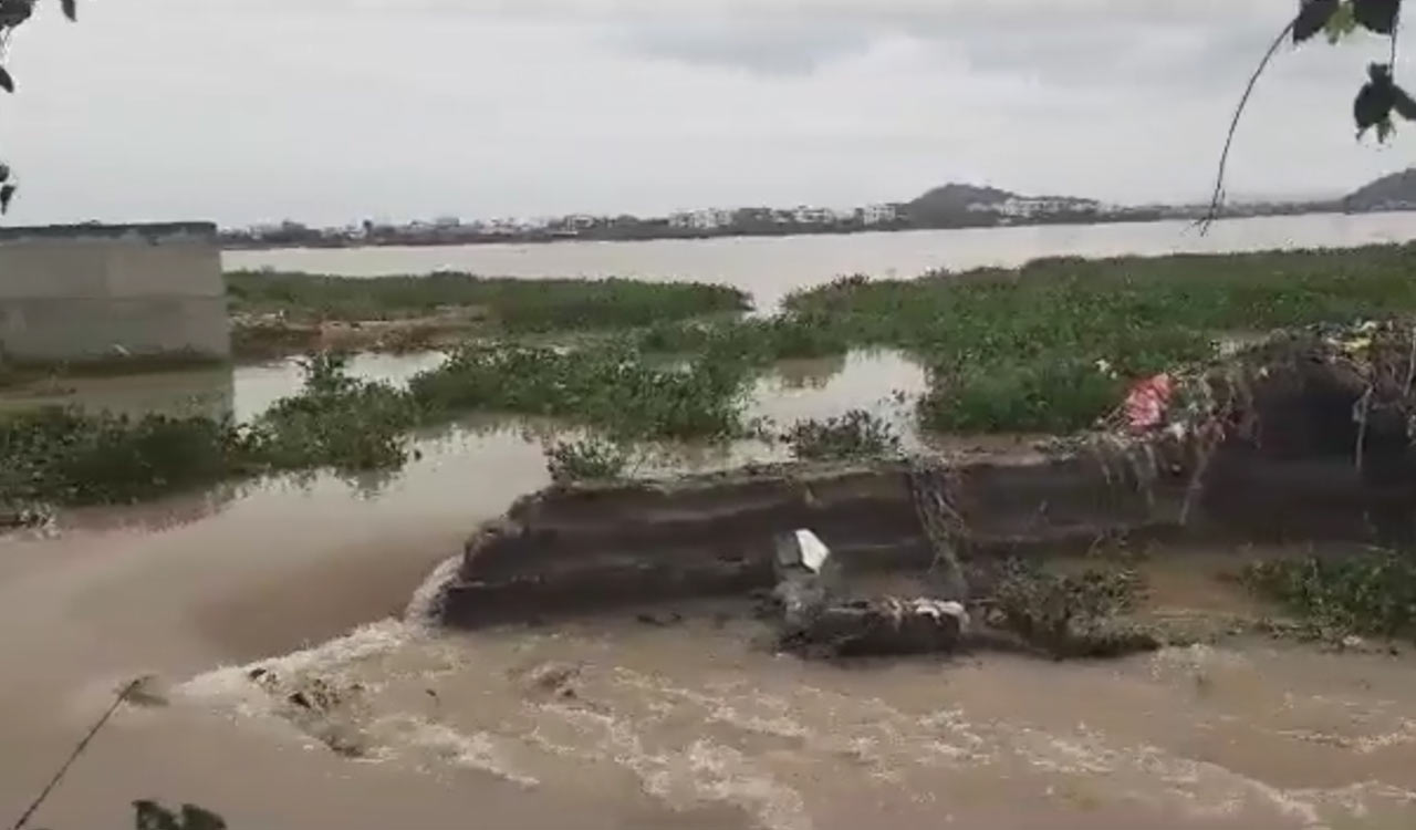 Telangana: Residents worried as Bhadrakali Lake bund breaches in Warangal