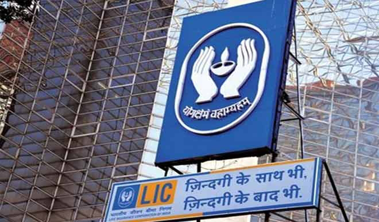 LIC delivers dividend cheque of Rs 1,831 crore to Finance Minister