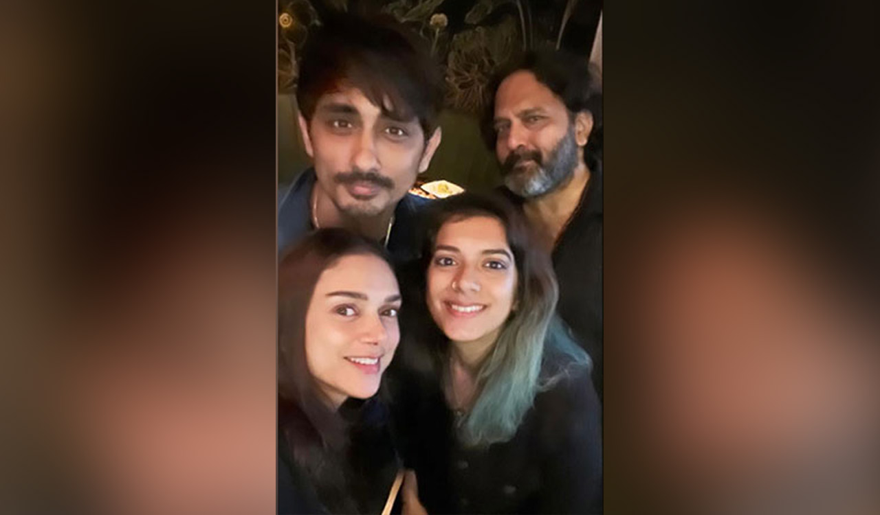 Aditi Rao Hydari posts selfie with “homie” Siddharth