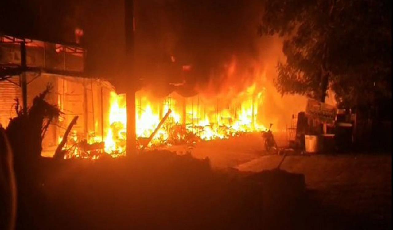 Andhra Pradesh: Fire erupts at shopping complex in Srisailam