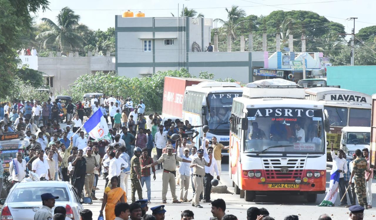 Stone pelting, arson during Chandrababu Naidu’s rally in Chittoor