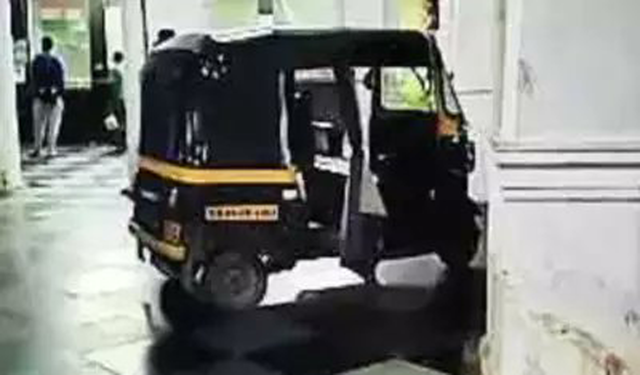 Drunk driver zooms autorickshaw into WR’s Mira Road station, detained