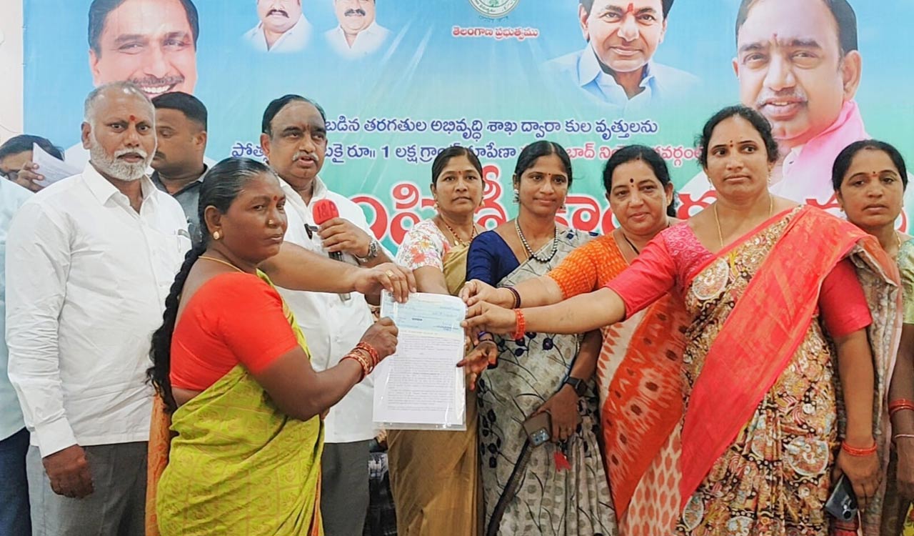 BC Bandhu scheme: Husnabad MLA presents Rs 1 lakh cheques to 295 beneficiaries