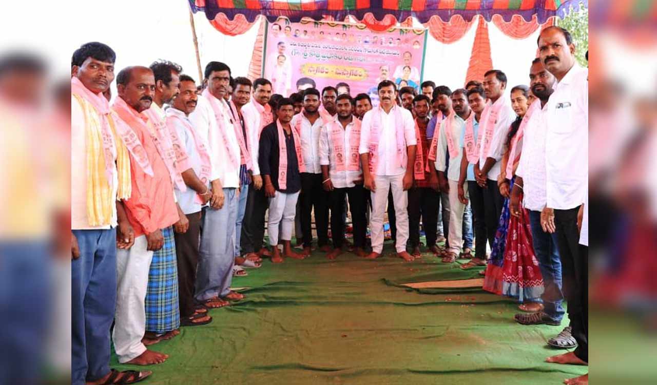 Village committee members of BJP join BRS in Dubbaka