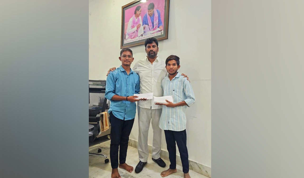 Telangana: Government Whip Balka Suman extends financial aid to 2 students