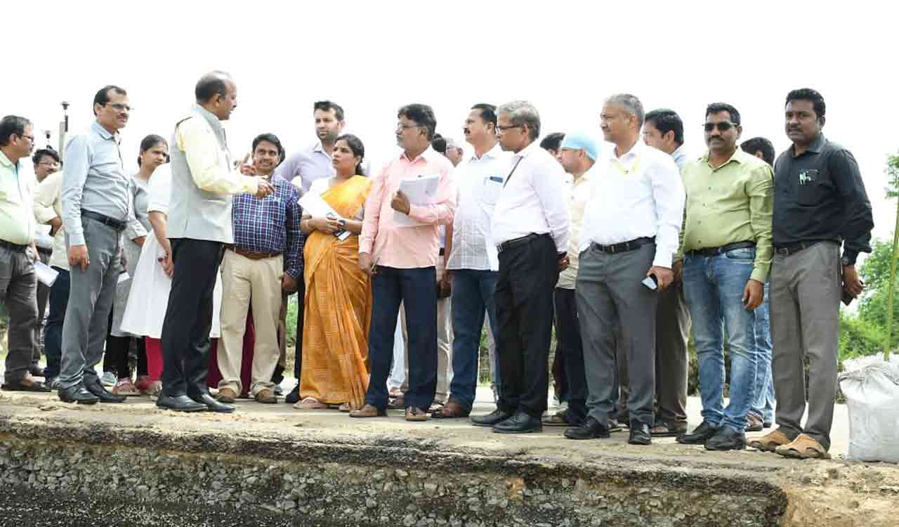 Central team inspects flood affected areas in Kothagudem district