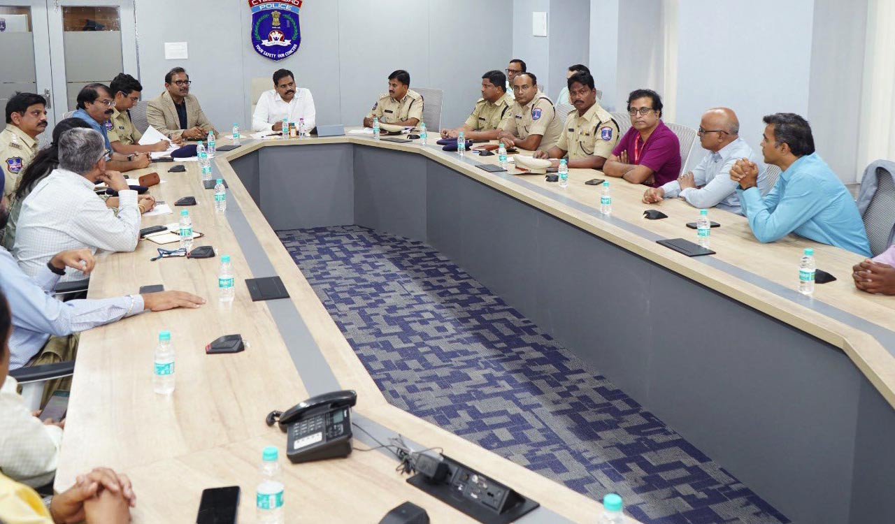 Cyberabad Police meet with representatives of IT and ITES companies to address traffic