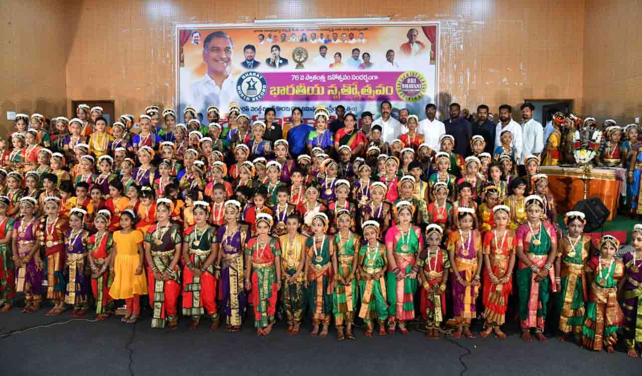 200 dancers perform classical dance for 76 minutes in Siddipet