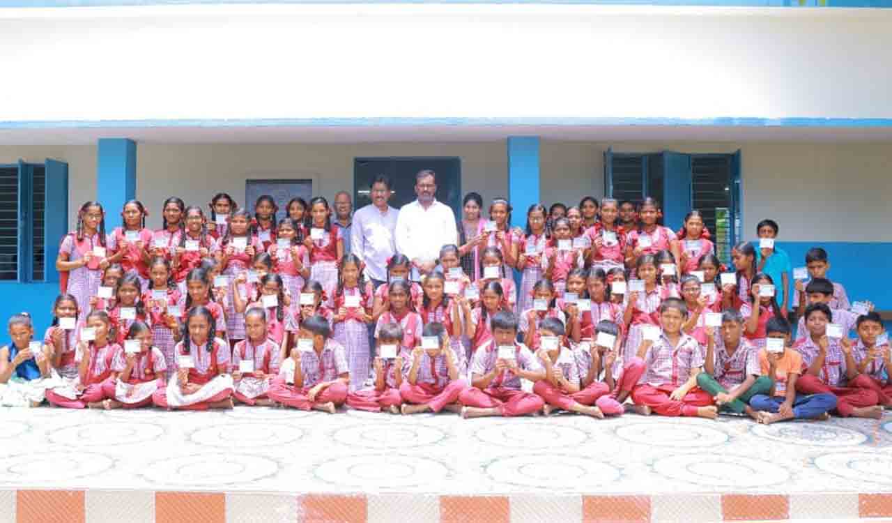 Jagriti leader sponsors 800 bus passes in Mancherial