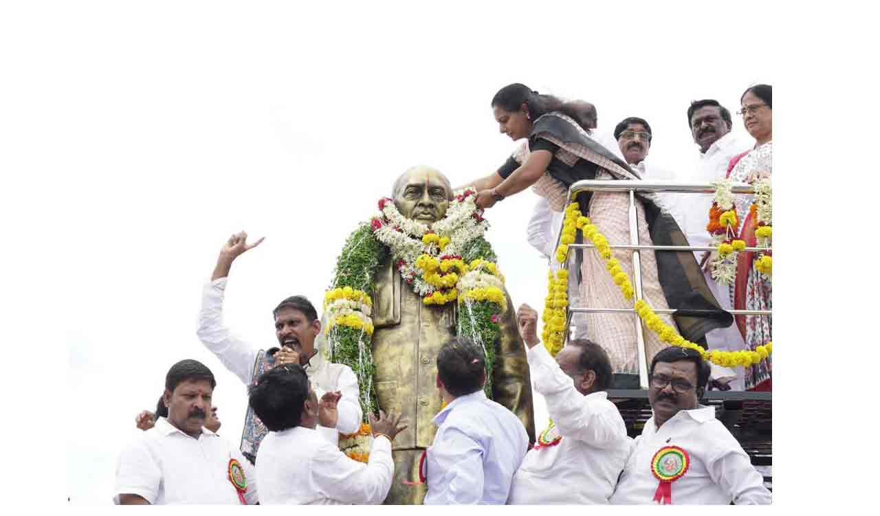 BRS MLC Kavitha unveils PV Narasimha Rao’s statue in Nizamabad