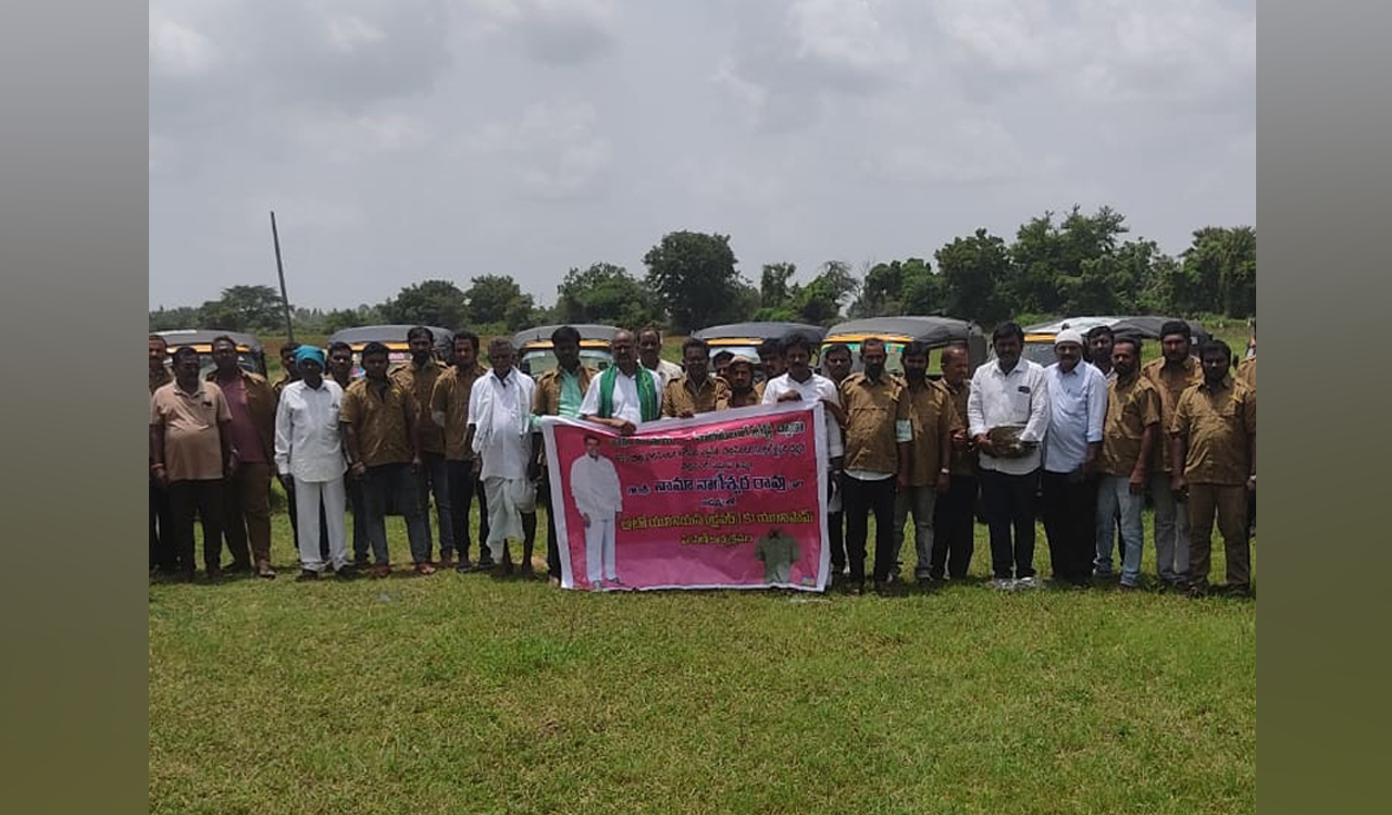 Telangana: Khaki shirts distributed to auto rickshaw drivers