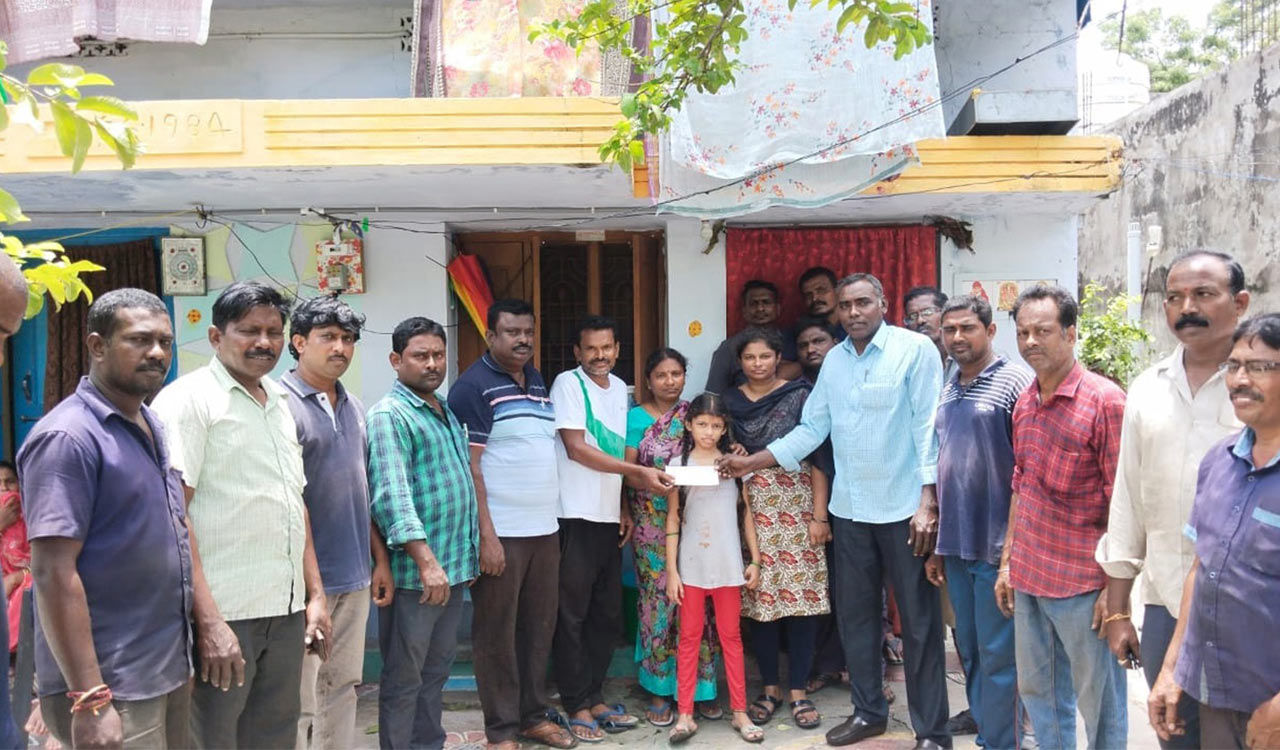 Khammam: Mechanics Association extends financial aid to members affected by floods