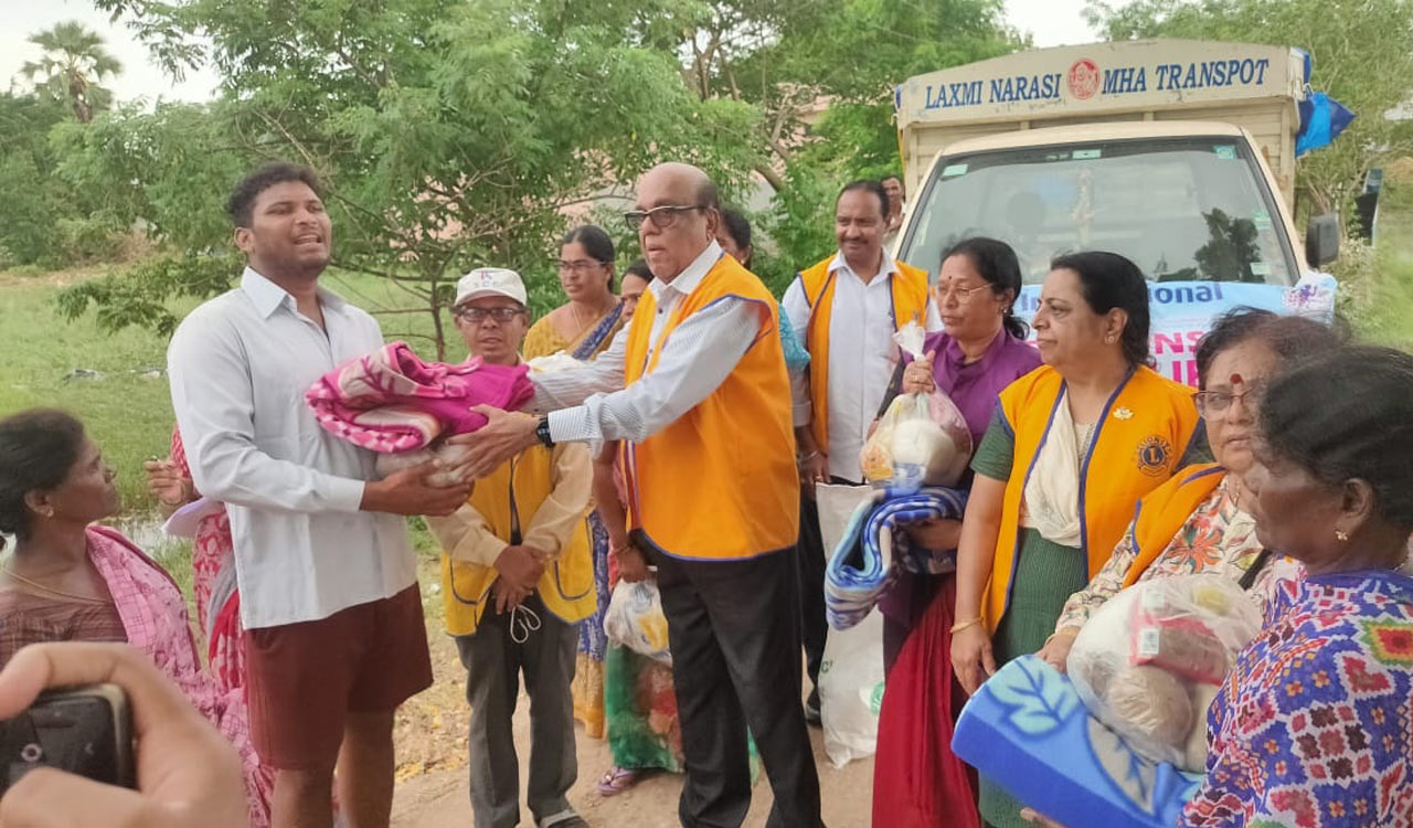 Bhupalpally: Lions Club helps Moranchapalli flood victims