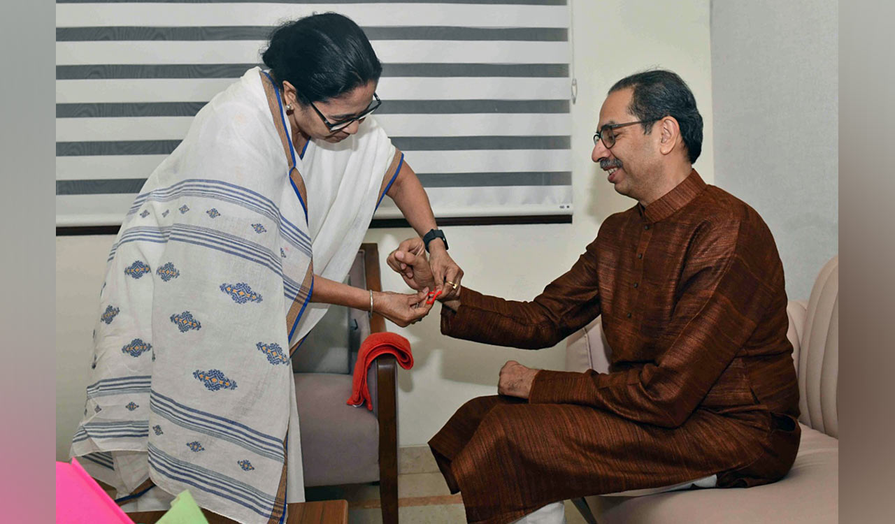 Mamata Banerjee ties rakhi to Uddhav Thackeray ahead of INDIA meeting