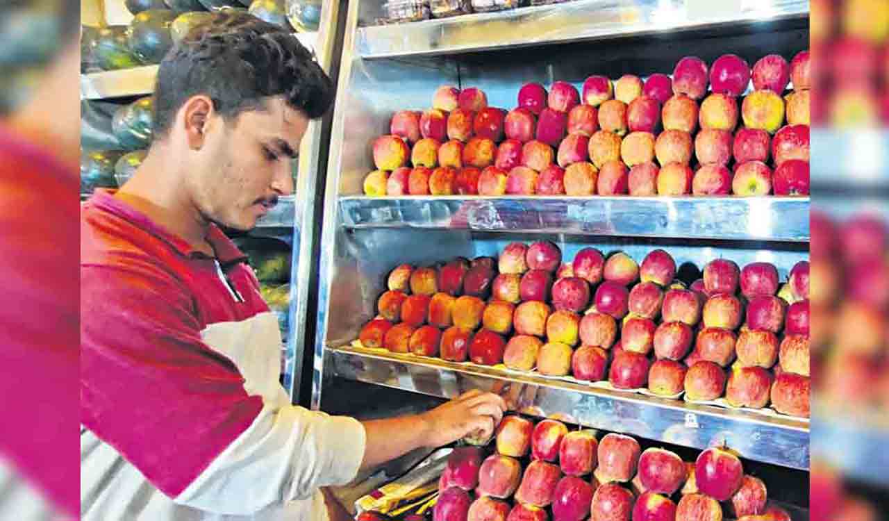 Notices issued to traders for buying apple at box rates; govt targets purchase of 1.43 lakh tonnes