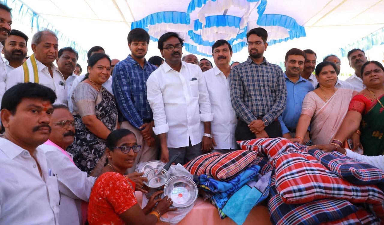 Khammam: Puvvada distributes household items to Munneru flood affected families