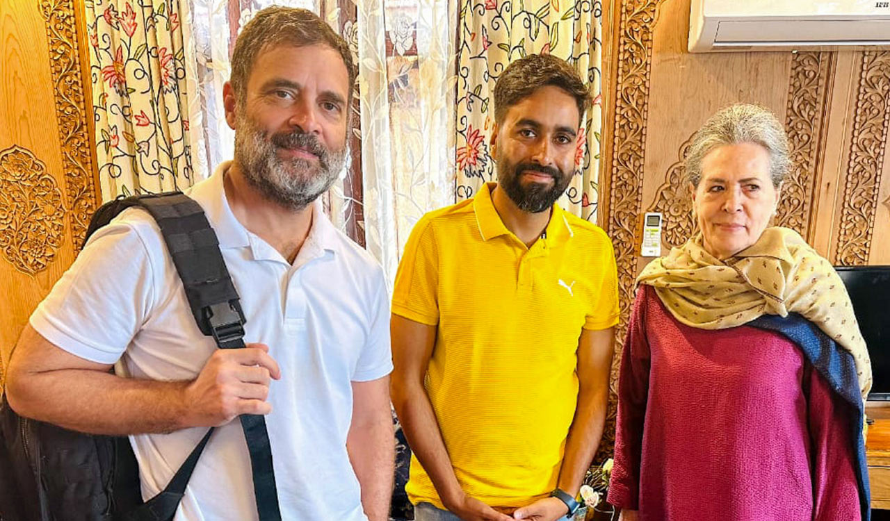 Sonia Gandhi arrives in Srinagar to join Rahul on personal visit