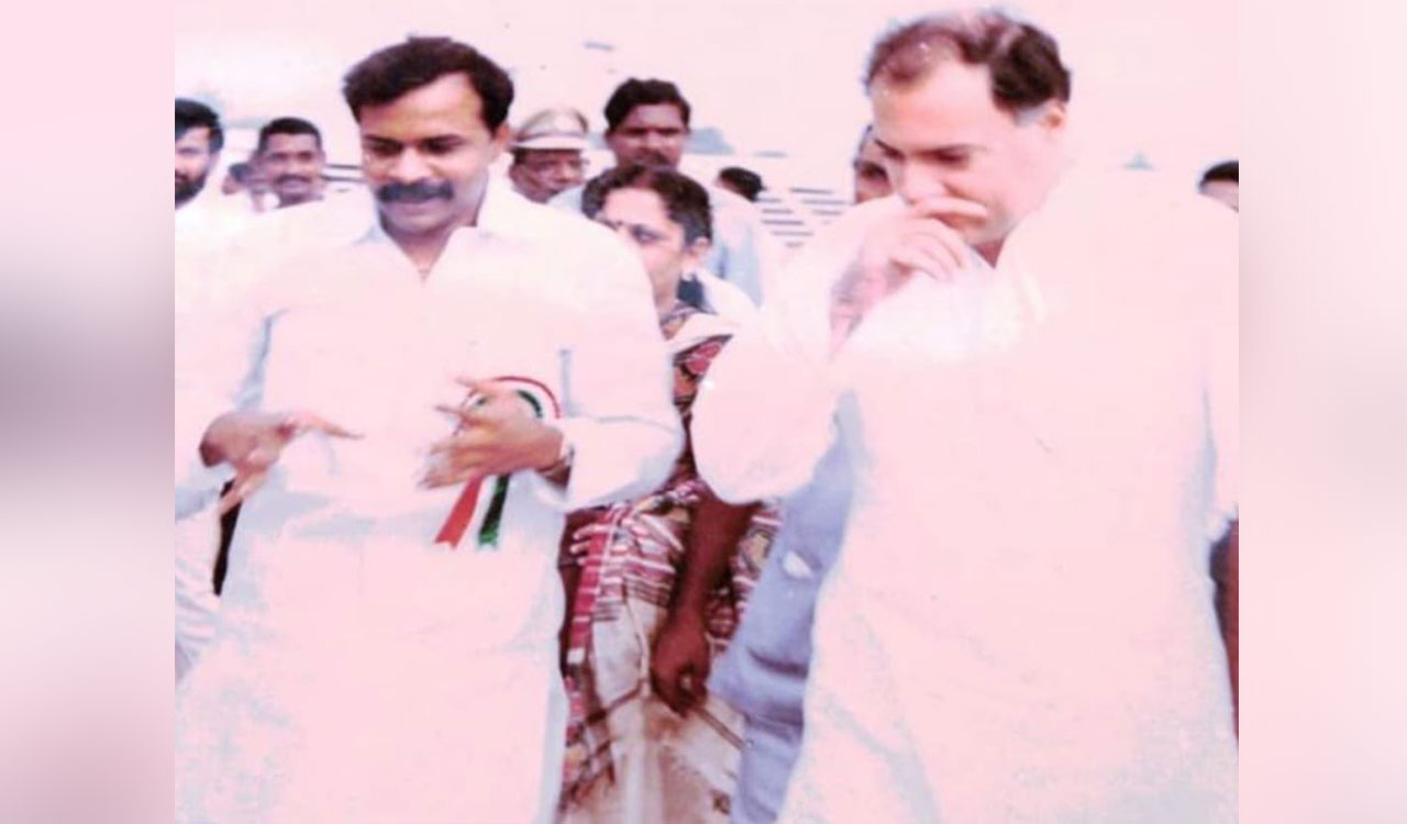 YS Sharmila honors Rajiv Gandhi on His birth anniversary