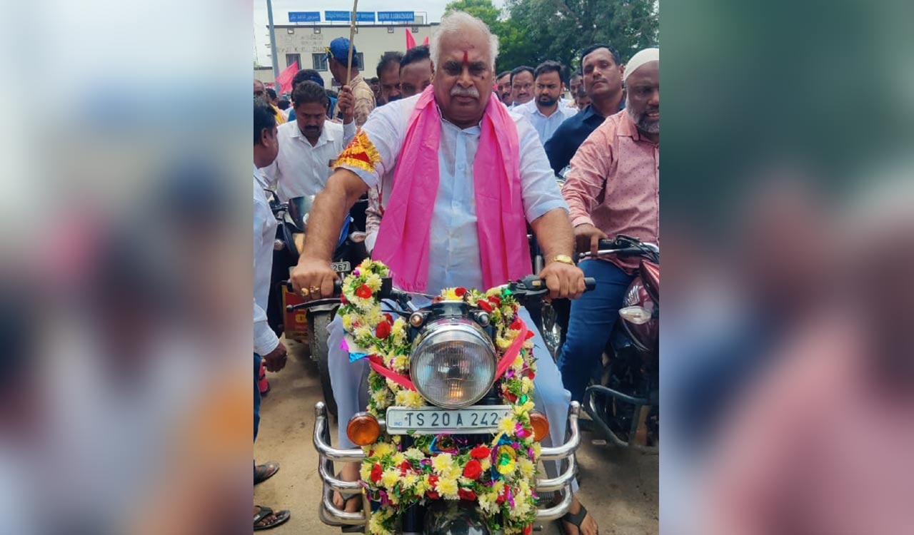 Telangana: Konappa arrives to a grand welcome in Kaghaznagar