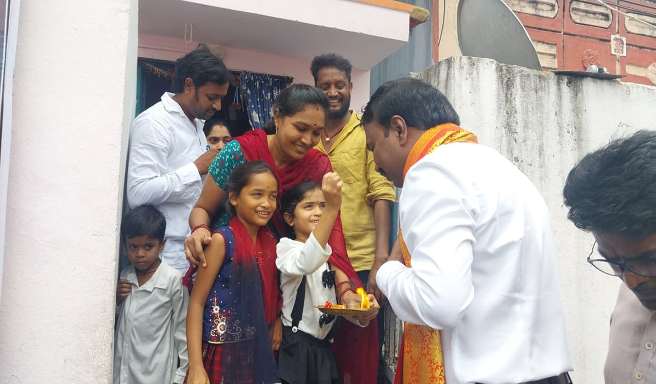 Kothagudem: Srinivasa Rao launches ‘Gadapa Gadapaku Gadala’