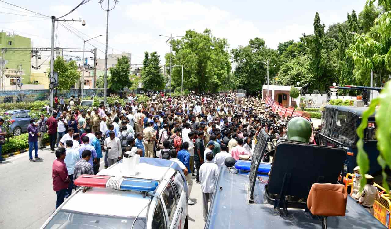 TSRTC employees protest rally at Raj Bhavan, demands approval for merger bill