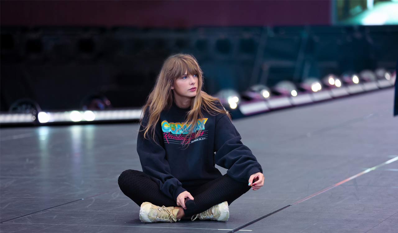 Taylor Swift was spotted in a bar, fans block major road in New Jersey