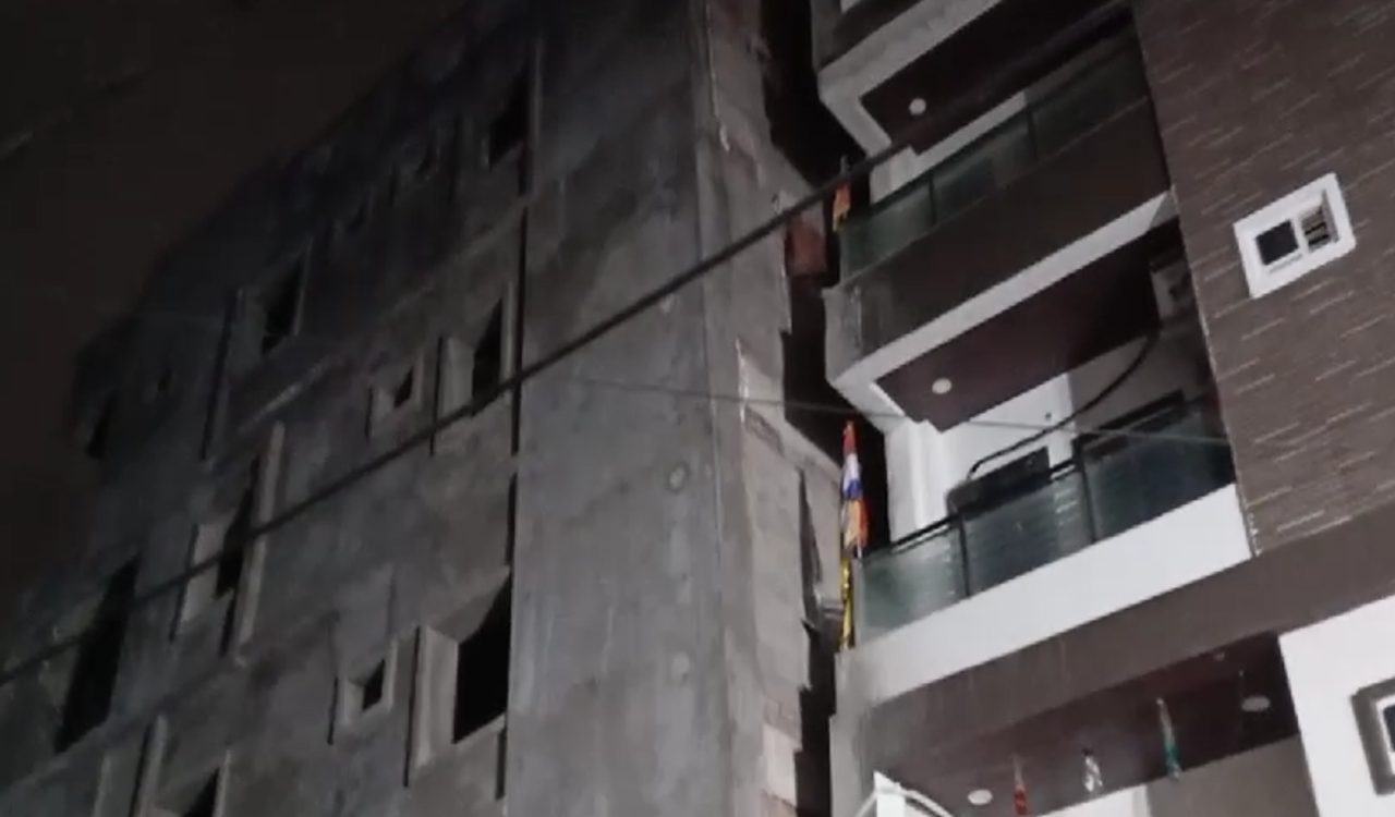 Four-storied building tilts, spreads panic among residents in Hyderabad’s Bahadurpura