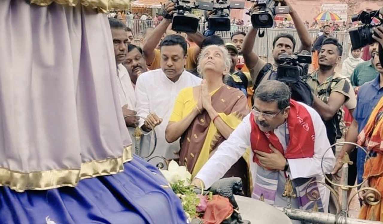 FM Nirmala Sitharaman offers prayers in Puri’s Jagannath temple