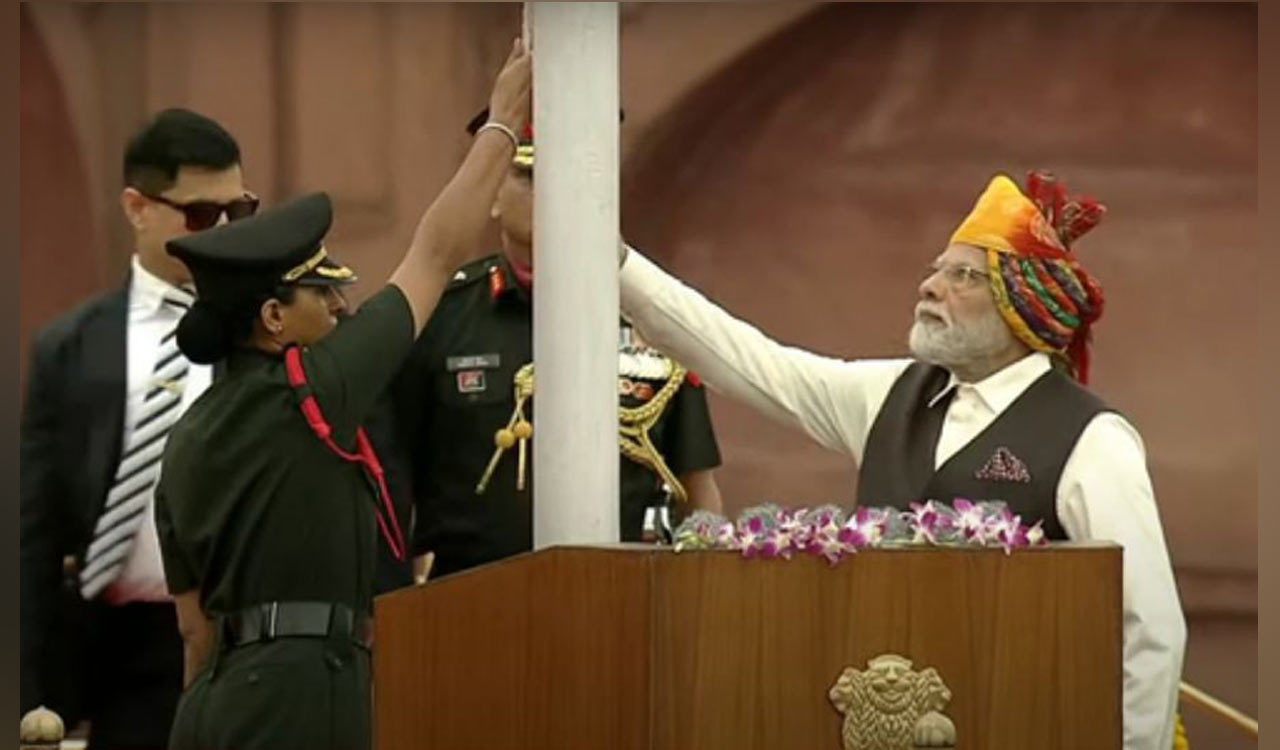 PM Modi hoists Tricolour at Red Fort
