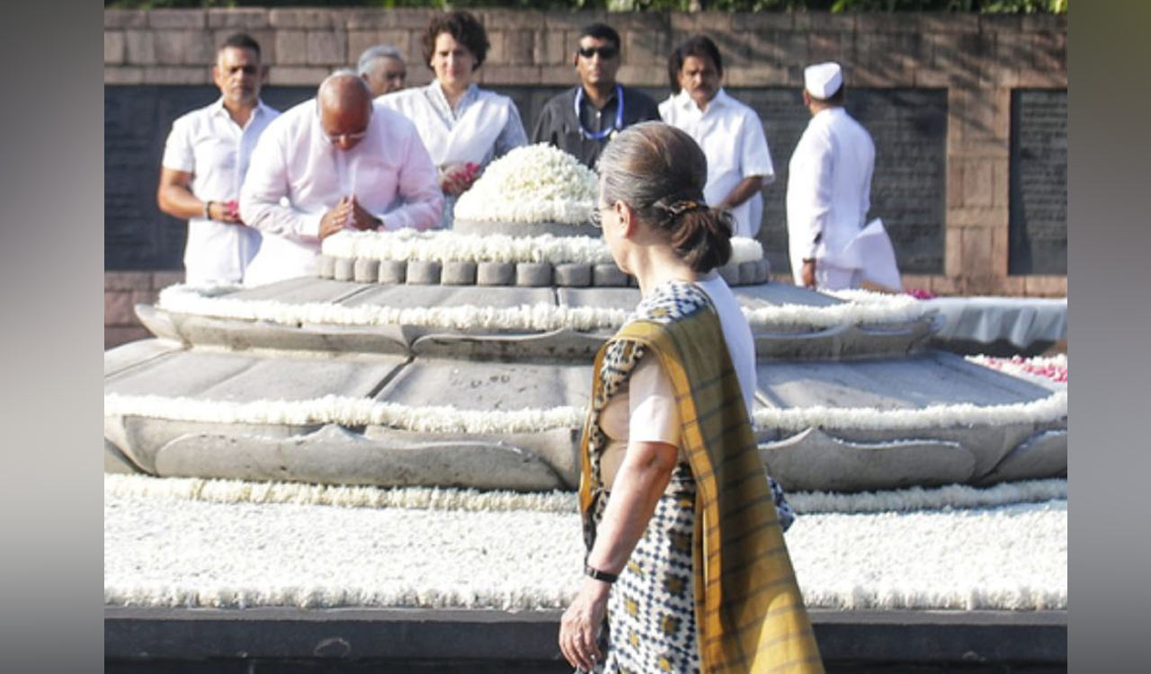 Kharge, Sonia pay homage to Rajiv Gandhi on his birth anniversary
