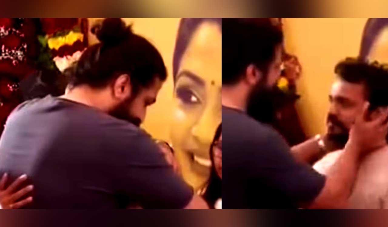 Yash offers strong support to Vijay Raghavendra at wife Spandana’s funeral