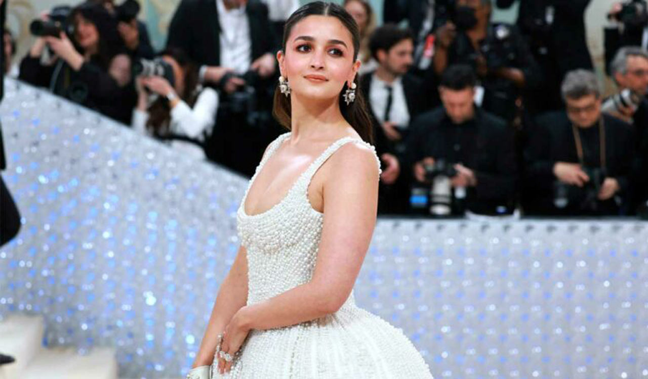 Alia Bhatt congratulates Allu Arjun for National Award, calls herself his “biggest fan”