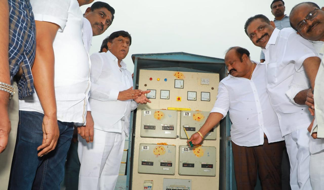 Karimnagar: Water released to Kakatiya canal from Lower Manair Dam to protect standing crops