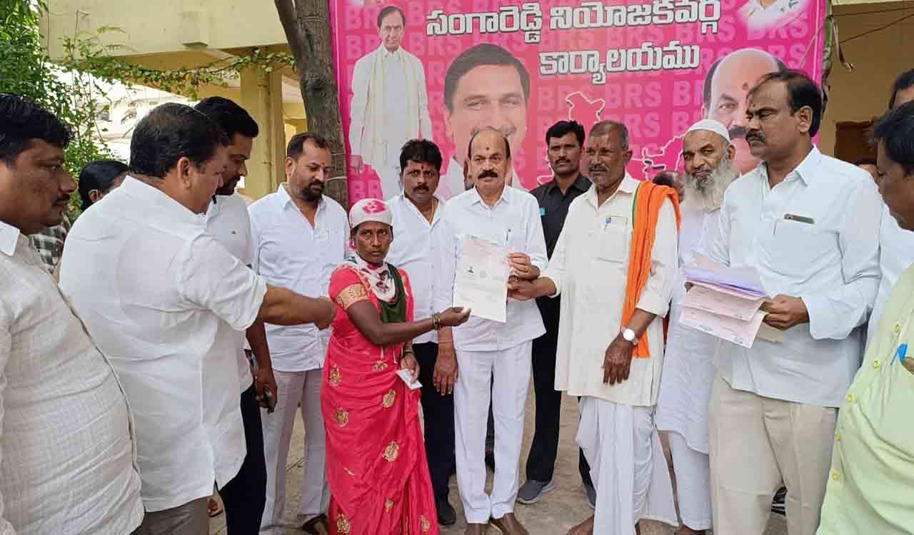 Chintha Prabhakar hands over CMRF cheques worth Rs 6.82 lakh to 20 beneficiaries