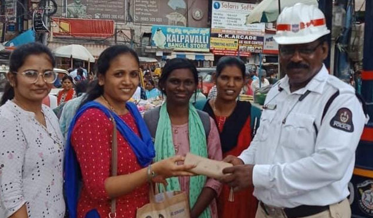 Hyderabad: Traffic cop hands over misplaced purse containing cash and gold to woman