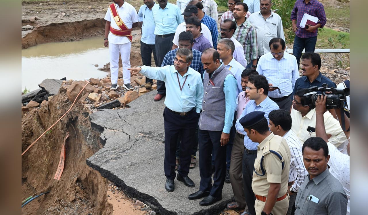 Telangana: Central team assesses flood damage in Bhupalpally, Mulugu