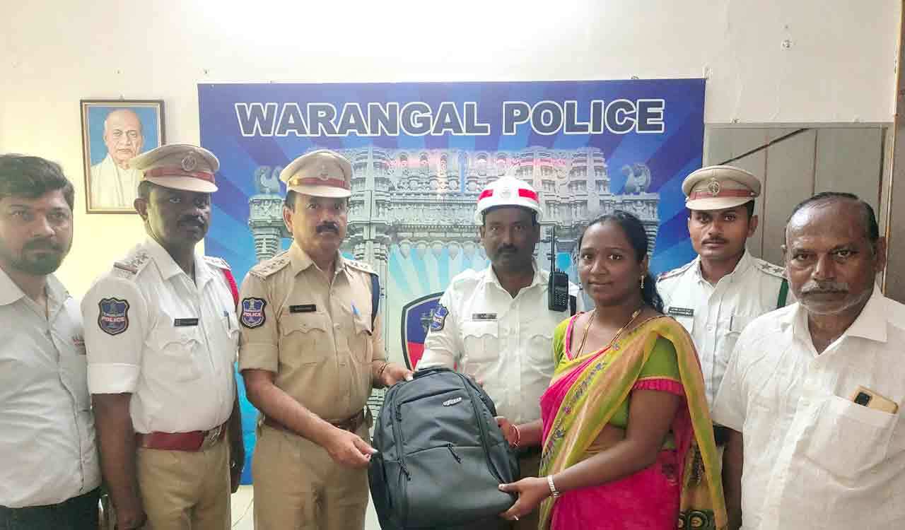 Gold worth Rs 12 lakh recovered from auto, returned to owner in Warangal