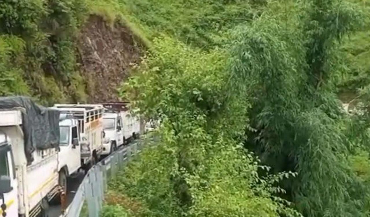 Himachal Pradesh: Kullu-Mandi Highway damaged after heavy rainfall, vehicles stranded