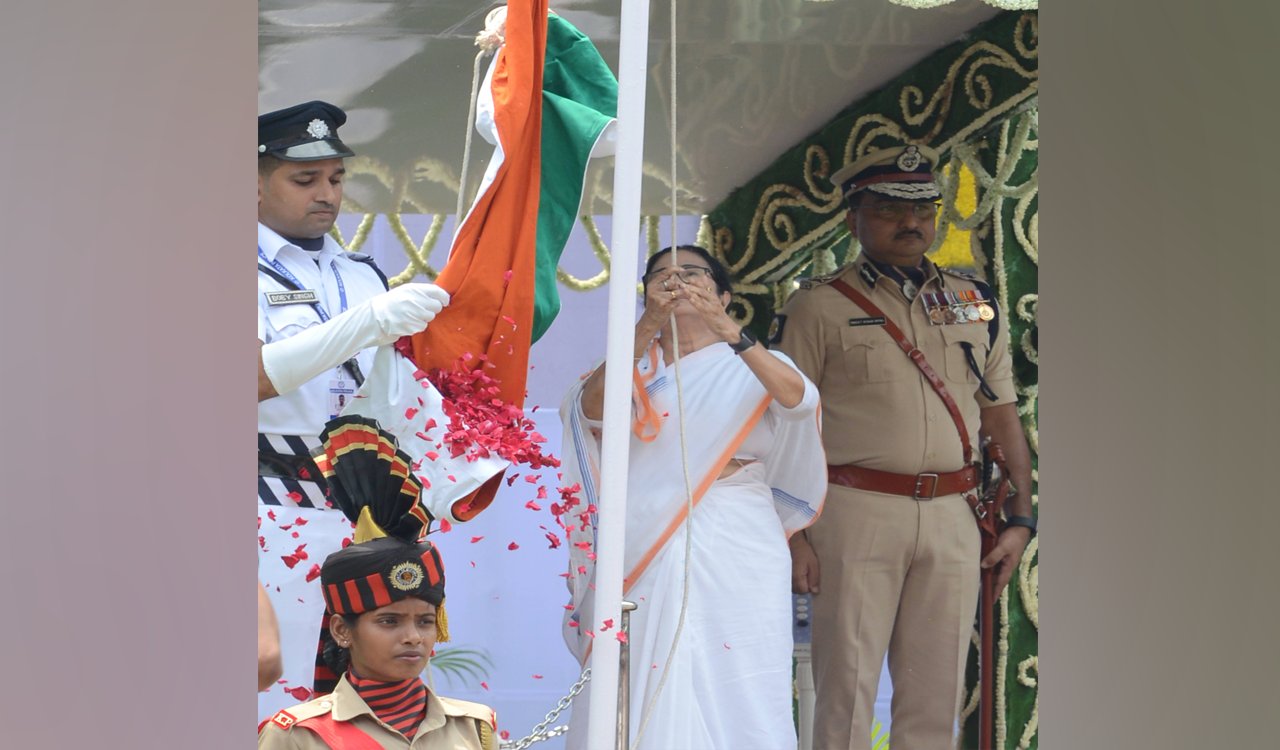 Mamata Banerjee honors Bengal’s IAS officers alongside IPS colleagues after 9 years